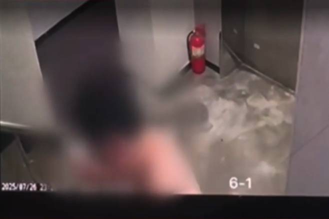 묵고 있던 숙박업소에 만취한 알몸 남성이 침입하는 사건을 겪었으나, 업소 측이 사과 없이 무성의한 태도를 보였다는 사연이 전해졌다. /사진=JTBC '사건반장' 방송 화면