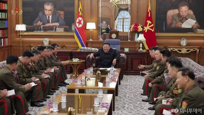 북한 조선중앙TV는 김정은 북한 국무위원장이 20일 당중앙위원회 본부청사에서 국가표창 수여식에 참가하기 위해 귀국한 '조선인민군 해외작전부대 주요지휘관들'을 만났다고 21일 보도했다. 파병군 자리 앞에 담배와 재떨이가 놓여져 있다. 북한 내 최고 존엄인 김정은 위원장과 군인들이 맞담배를 핀 것이다. / 사진=뉴시스(조선중앙TV)