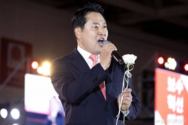 [청주=뉴시스] 고승민 기자 = 장동혁 국민의힘 대표 후보가 22일 오후 충북 청주 오스코에서 열린 국민의힘 제6차 전당대회에서 비전발표를 하고 있다. (공동취재) 2025.08.22. photo@newsis.com /사진=