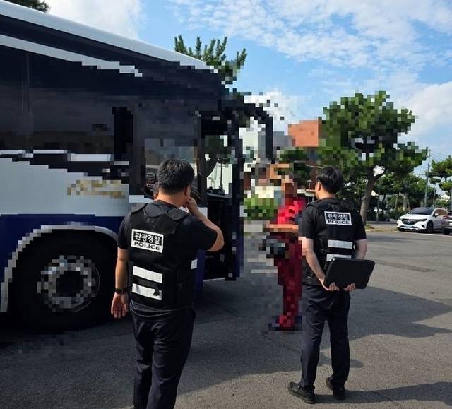 제주도자치경찰단이 18일 제주 한 관광지에서 불법 관광영업을 한 40대 대만인을 적발해 조사하고 있다. 제주도자치경찰단 제공