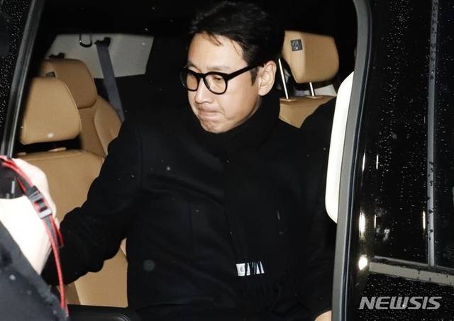 지난 2023년 마약 투약 혐의로 입건된 배우 고 이선균씨가 경찰서에 출두하는 모습. 뉴시스.