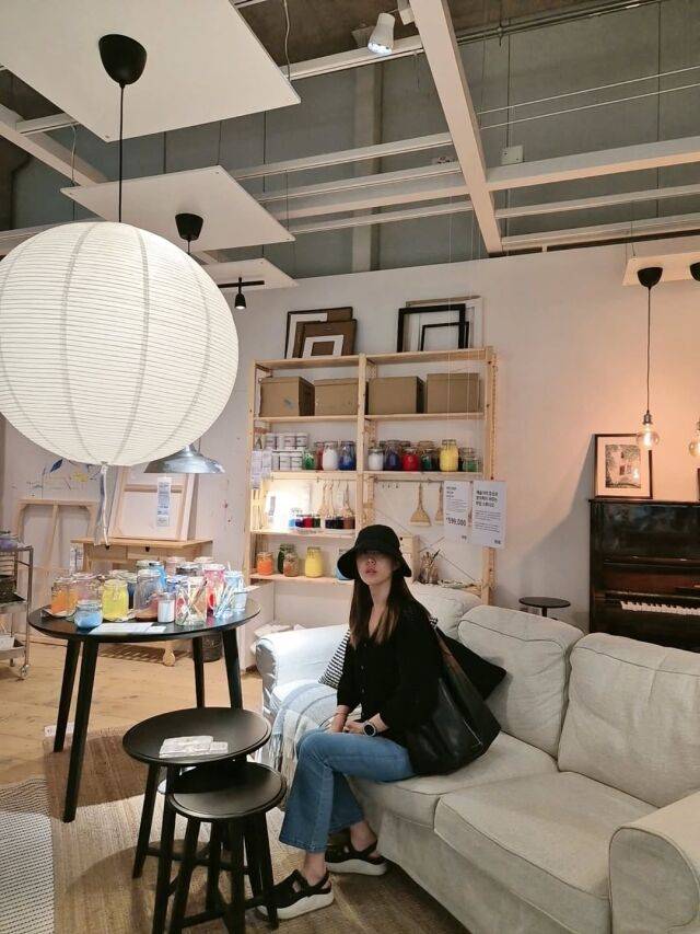 가구 매장을 방문한 신지. /신지 소셜미디어