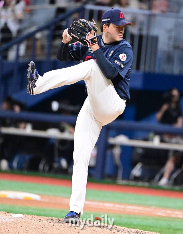 2025년 7월 23일 오후 서울 고척스카이돔에서 열린 '2025 신한 SOL뱅크 KBO 리그' 롯데 자이언츠와 키움 히어로즈의 경기. 롯데 김원중이 9회말 구원등판해 역투하고 있다./마이데일리