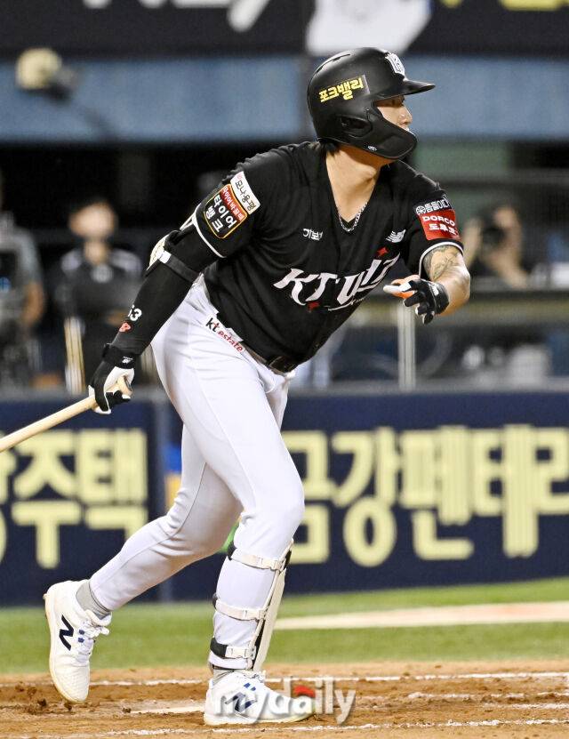 22일 오후 서울 잠실야구장에서 진행된 '2025 프로야구 KBO리그' 두산베어스와 KT위즈의 경기. KT 김민혁이 8회초 1사 만루서 3타점 2루타를 터뜨리고 있다./잠실 = 송일섭 기자