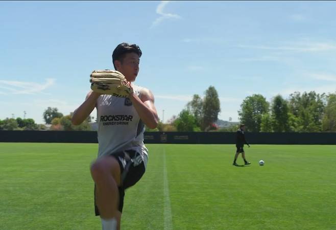LAFC가 22일 공개한 영상에서 손흥민이 시구 연습을 하고 있다.  [LAFC 홈페이지]