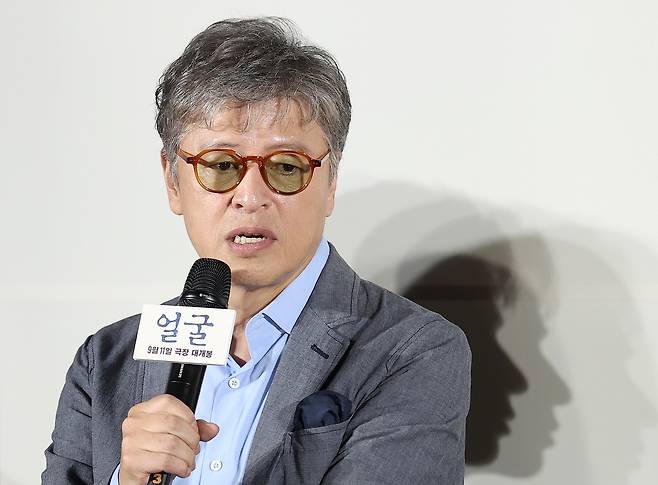 배우 권해효가 22일 서울 광진구 롯데시네마 건대입구점에서 열린 영화 ‘얼굴’ 제작보고회에서 질문에 답하고 있다. [연합]