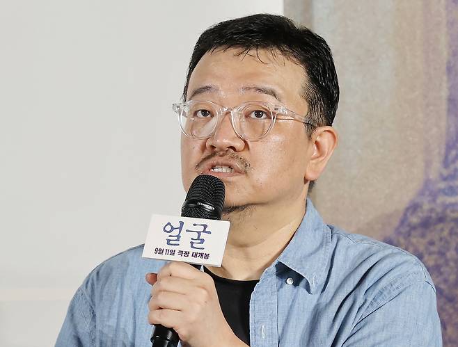 연상호 감독이 22일 서울 광진구 롯데시네마 건대입구점에서 열린 영화 ‘얼굴’ 제작보고회에서 질문에 답하고 있다. [연합]