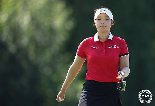 김민솔이 14번홀에서 파 세이브한 뒤 홀아웃하고 있다.   [KLPGA 제공]