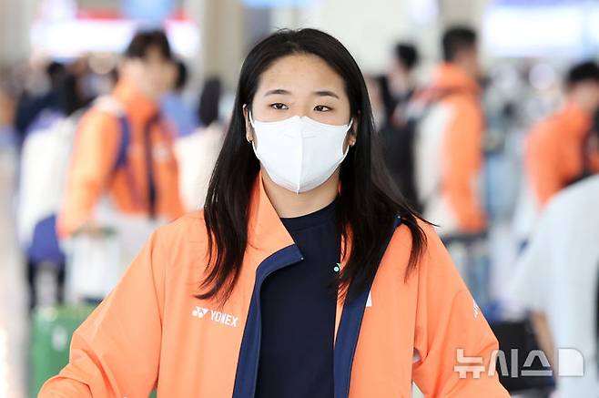 [인천공항=뉴시스] 조성우 기자 = 대한민국 배드민턴 국가대표팀 안세영이 22일 오전 인천국제공항 제1여객터미널에서 오는 25일 열리는 2025 세계배드민턴연맹(BWF) 세계개인배드민턴선수권대회 참가를 위해 프랑스 파리로 출국하고 있다. 2025.08.22. xconfind@newsis.com