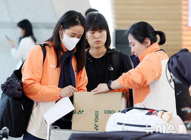 [인천공항=뉴시스] 조성우 기자 = 대한민국 배드민턴 국가대표팀 안세영이 22일 오전 인천국제공항 제1여객터미널에서 오는 25일 열리는 2025 세계배드민턴연맹(BWF) 세계개인배드민턴선수권대회 참가를 위해 프랑스 파리로 출국 준비를 하고 있다. 2025.08.22. xconfind@newsis.com
