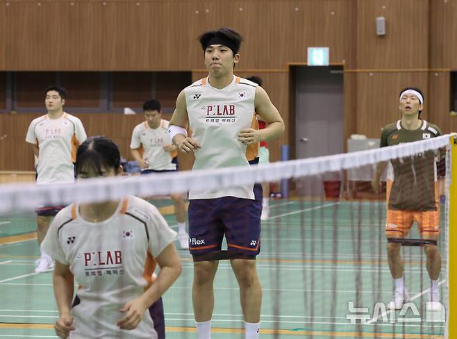 [진천=뉴시스] 배훈식 기자 = 대한민국 배드민턴 대표 선수들이 18일 오후 충북 진천군 국가대표선수촌에서 훈련에 앞서 몸을 풀고 하고 있다.  2025.08.18. dahora83@newsis.com