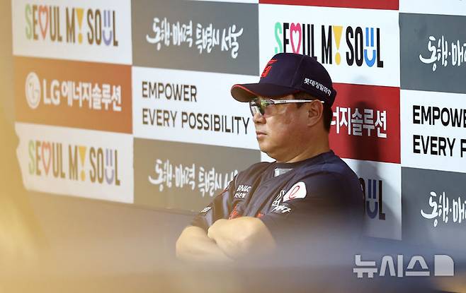 [서울=뉴시스] 최진석 기자 = 21일 서울 송파구 잠실야구장에서 열린 프로야구 '2025 신한 SOL 뱅크 KBO리그' 롯데 자이언츠와 LG 트윈스의 경기, 8회초 롯데 김태형 감독이 생각에 잠겨 있다. 2025.08.21. myjs@newsis.com