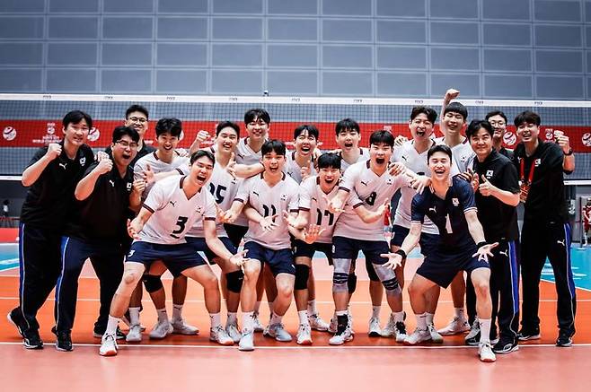 [서울=뉴시스] 한국 21세 이하(U-21) 남자배구 대표팀이 21일 중국 장먼에서 열린 2025 국제배구연맹(FIVB) U-21 세계선수권대회 B조 조별리그 1차전에서 캐나다를 상대로 승리한 뒤 기념사진을 찍고 있다. (사진=FIVB 공식 홈페이지 캡처) 2025.08.22. *재판매 및 DB 금지