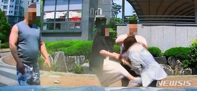[인천=뉴시스] 지난 2023년 5월20일 오전 전직 보디빌더와 그의 아내가 인천 남동구 논현동의 한 아파트 상가주차장에서 이중주차한 차량을 빼달라고 요구한 30대 여성을 폭행하고 있다. (사진=뉴시스 DB). photo@newsis.com