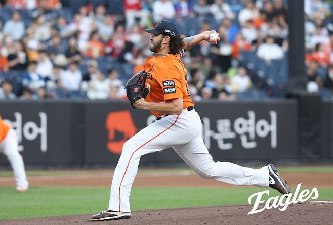 [서울=뉴시스] 프로야구 한화 이글스 코디 폰세가 22일 대전 한화생명볼파크에서 열린 2025 신한 쏠뱅크 KBO리그 SSG 랜더스와의 경기에 선발 등판해 공을 던지고 있다. (사진=한화 이글스 제공) 2025.08.22.