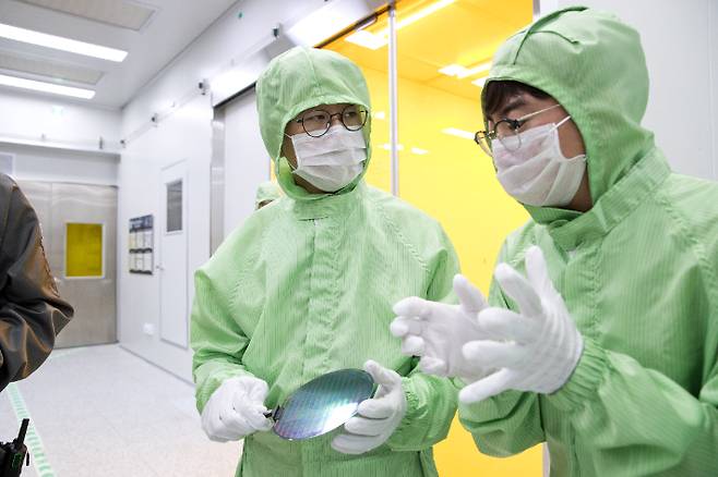 배경훈 과학기술정보통신부 장관(왼쪽)이 13일 서울 관악구 서울대학교 반도체공동연구소를 방문해 주요 연구시설을 둘러보고 있다. 과학기술정보통신부 제공