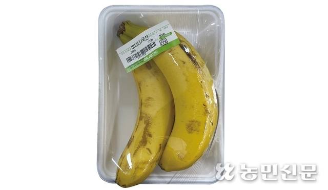 전남의 한 농협 하나로마트 과일 매대에 진열된 국산 바나나.