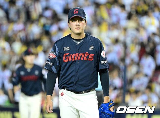 [OSEN=잠실, 최규한 기자] 21일 서울 잠실야구장에서 ‘2025 신한 SOL Bank KBO리그’ LG 트윈스와 롯데 자이언츠의 경기가 열렸다.홈팀 LG는 요니 치리노스, 방문팀 롯데는 이민석을 선발로 내세웠다.9회말 LG 공격을 삼자범퇴로 막아낸 롯데 투수 김원중이 더그아웃으로 향하고 있다. 2025.08.21 / dreamer@osen.co.kr
