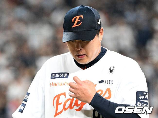 [OSEN=대전, 이대선 기자] 21일 오후 대전 한화생명볼파크에서 2025 신한 SOL Bank KBO리그 한화 이글스와 두산 베어스의 경기가 열렸다.한화는 류현진, 두산은 콜어빈을 선발로 내세웠다.7회초 무사 한화 류현진이 마운드를 내려가고 있다. 2025.08.21 /sunday@osen.co.kr