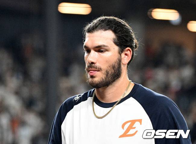 [OSEN=대전, 이대선 기자] 프로야구 두산 베어스가 박계범의 깜짝 만루 홈런으로 7연승을 질주했다. 류현진을 내고도 패한 한화 이글스는 시즌 팀 최다 5연패 충격에 빠졌다.&nbsp;두산은 21일 대전 한화생명볼파크에서 열린 2025 신한 SOL Bank KBO리그 한화와의 원정경기를 6-3으로&nbsp;승리했다.&nbsp;경기 종료 후 한화 폰세가 더그아웃으로 가고 있다. 2025.08.21 /sunday@osen.co.kr