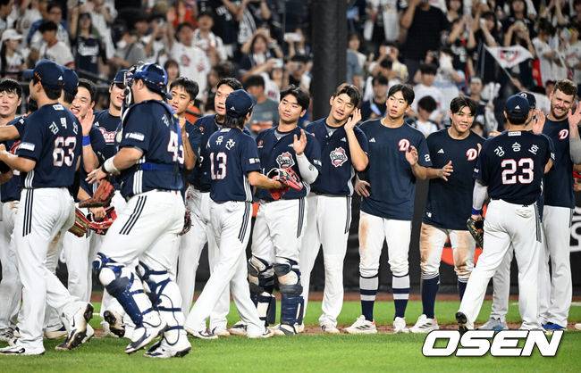 [OSEN=대전, 이대선 기자] 프로야구 두산 베어스가 박계범의 깜짝 만루 홈런으로 7연승을 질주했다. 류현진을 내고도 패한 한화 이글스는 시즌 팀 최다 5연패 충격에 빠졌다.&nbsp;두산은 21일 대전 한화생명볼파크에서 열린 2025 신한 SOL Bank KBO리그 한화와의 원정경기를 6-3으로&nbsp;승리했다.&nbsp;경기 종료 후 두산 선수들이 승리의 기쁨을 나누고 있다. 2025.08.21 /sunday@osen.co.kr