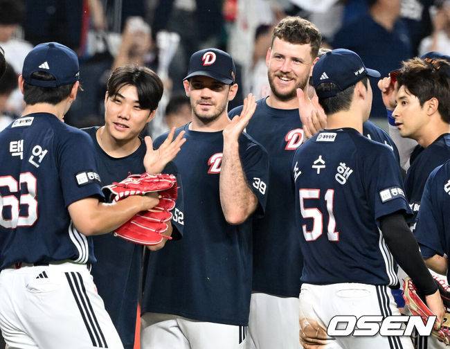 [OSEN=대전, 이대선 기자] 프로야구 두산 베어스가 박계범의 깜짝 만루 홈런으로 7연승을 질주했다. 류현진을 내고도 패한 한화 이글스는 시즌 팀 최다 5연패 충격에 빠졌다.&nbsp;두산은 21일 대전 한화생명볼파크에서 열린 2025 신한 SOL Bank KBO리그 한화와의 원정경기를 6-3으로&nbsp;승리했다.&nbsp;경기 종료 후 두산 잭로그가 동료들과 승리의 기쁨을 나누고 있다. 2025.08.21 /sunday@osen.co.kr