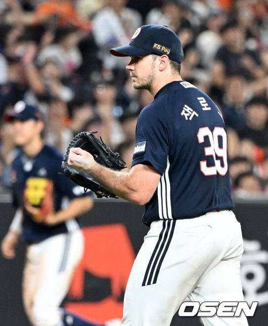 [OSEN=대전, 이대선 기자] 21일 오후 대전 한화생명볼파크에서 2025 신한 SOL Bank KBO리그 한화 이글스와 두산 베어스의 경기가 열렸다.한화는 류현진, 두산은 콜어빈을 선발로 내세웠다.6회말 2사 1,3루에서 두산 잭로그가 한화 이원석을 삼진으로 처리하고 환호하고 있다. 2025.08.21 /sunday@osen.co.kr