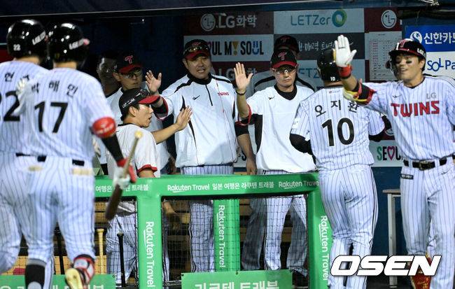 [OSEN=잠실, 최규한 기자] 21일 서울 잠실야구장에서 ‘2025 신한 SOL Bank KBO리그’ LG 트윈스와 롯데 자이언츠의 경기가 열렸다.홈팀 LG는 요니 치리노스, 방문팀 롯데는 이민석을 선발로 내세웠다.6회말 1사 2, 3루 상황 LG 구본혁의 추격의 2타점 적시타 때 홈을 밟은 오지환과 김현수가 염경엽 감독과 인사를 나누고 있다. 2025.08.21 / dreamer@osen.co.kr