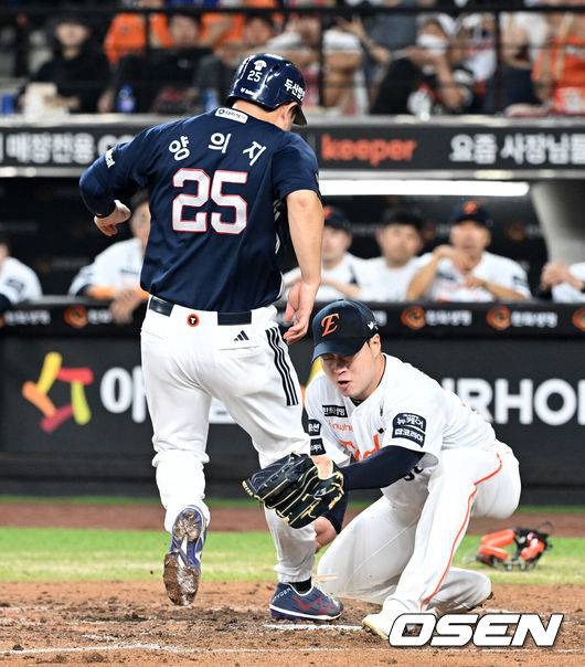 [OSEN=대전, 이대선 기자] 20일 오후 대전 한화생명볼파크에서 2025 신한 SOL Bank KBO리그 한화 이글스와 두산 베어스의 경기가 열렸다.한화는 조동욱, 두산은 곽빈을 선발로 내세웠다.3회초 2사 2,3루에서 두산 3루주자 양의지가 폭투를 틈타 득점을 하고 있다. 2025.08.20 /sunday@osen.co.kr