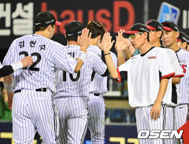 [OSEN=잠실, 박준형 기자] 프로야구 LG 트윈스가 롯데 자이언츠를 9연패에 몰아넣었다. 롯데는 20년 만에 9연패를 당했다. LG는 19일 서울 잠실구장에서 열린 2025 KBO리그 롯데와 경기에서 5-0으로 승리했다. LG는 이날 승리하고, 2위 한화 이글스가 패배하면서 승차를 3경기 차로 벌렸다. 경기종료 후 LG 염경엽 감독이 김현수와 하이파이브를 하고 있다. 2025.08.19 / soul1014@osen.co.kr