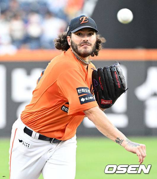 [OSEN=대전, 이대선 기자] 22일 오후 대전 한화생명볼파크에서 2025 신한 SOL Bank KBO리그 한화 이글스와 SSG 랜더스의 경기가 열렸다.한화는 폰세, SSG은 최민준을 선발로 내세웠다.1회초 무사에서 한화 선발투수 폰세가 역투하고 있다. 2025.08.22 /sunday@osen.co.kr