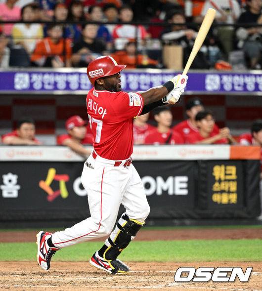 [OSEN=대전, 이대선 기자] 22일 오후 대전 한화생명볼파크에서 2025 신한 SOL Bank KBO리그 한화 이글스와 SSG 랜더스의 경기가 열렸다.한화는 폰세, SSG은 최민준을 선발로 내세웠다.11회초 2사 2루에서 SSG 에레디아가 적시 2루타를 치고 있다. 2025.08.22 /sunday@osen.co.kr
