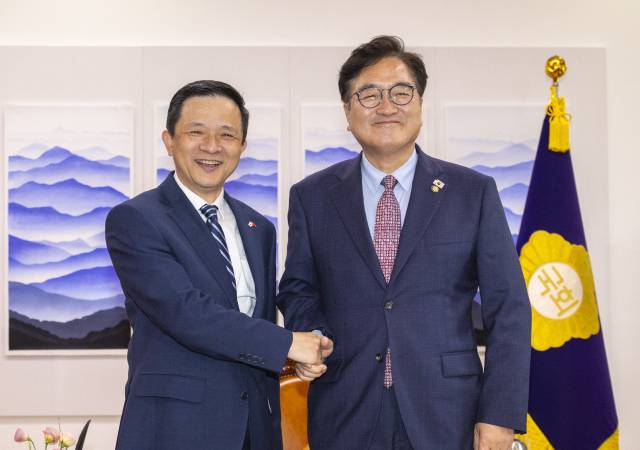 ▲우원식 국회의장(오른쪽)이 지난 20일 국회에서 다이빙 주한 중국대사를 면담하기 전 악수하고 있다. ⓒ연합뉴스