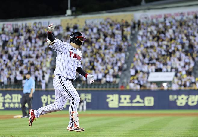21일 서울 잠실야구장에서 열린 프로야구 롯데 자이언츠와 LG 트윈스의 경기. 7회 말 무사 LG 문보경이 솔로 홈런을 친 뒤 그라운드를 달리고 있다. 연합뉴스