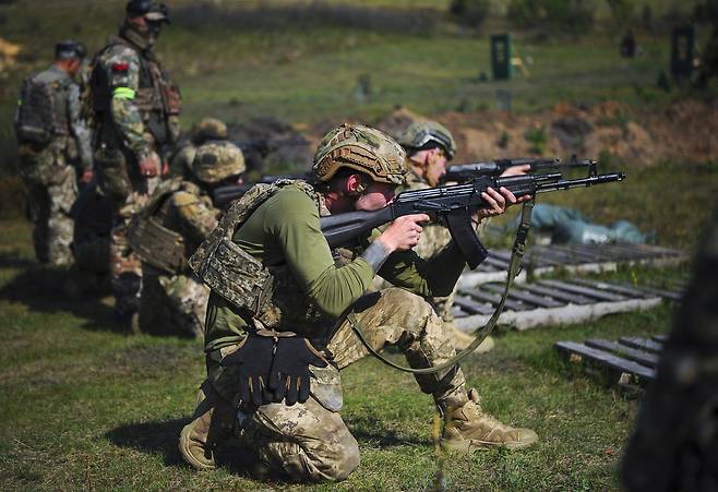 우크라이나 군인들이 사격훈련을 위해 소총을 조준하고 있다. EPA 연합뉴스