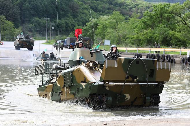한국 육군 K-200 장갑차들이 심수도하 훈련을 하고 있다. 세계일보 자료사진