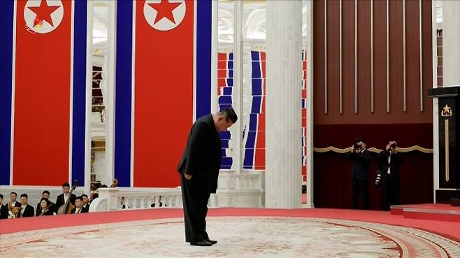 김정은, 러 파병 희생자 추모벽서 묵상 - 김정은 북한 국무위원장이 당 중앙위원회 본부청사에서 열린 해외작전부대 국가표창수여식에서 희생된 ‘열사’들의 초상화가 걸린 ‘추모의 벽’ 앞에서 묵상했다고 조선중앙TV가 22일 보도했다. [조선중앙TV 화면] 2025.8.22 연합뉴스