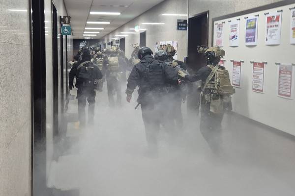 국회 본청에 진입한 군 병력이 본회의장으로 향하고 있다. 연합뉴스