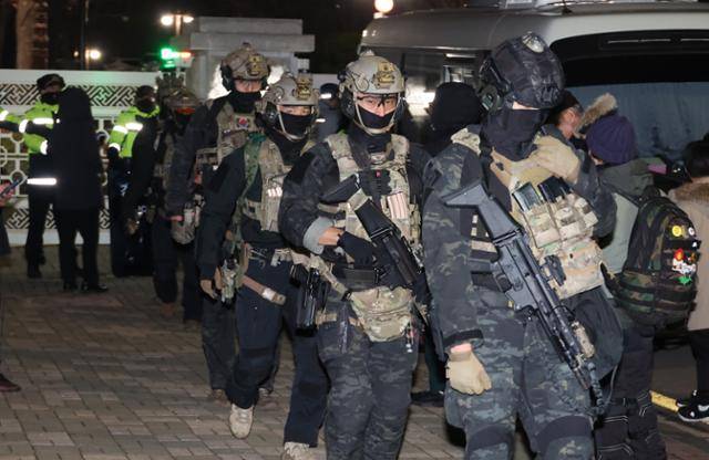 국회 본회의에서 비상계엄 해제를 의결한 새벽 군 병력이 국회에서 철수하고 있다. 연합뉴스