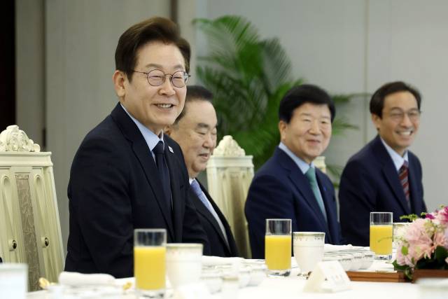 이재명 대통령이 21일 용산 대통령실에서 더불어민주당 상임고문단과 오찬 간담회를 하고 있다. 연합뉴스