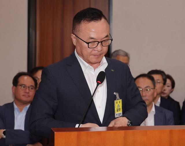황주호 한국수력원자력 사장이 19일 국회에서 열린 산업통상자원중소벤처기업위원회 전체회의에서 올해 초 미국 웨스팅하우스와 맺은 지식재산권 분쟁 종료 합의문과 관련한 의원 질의에 답변하기 위해 이동하고 있다. 연합뉴스.