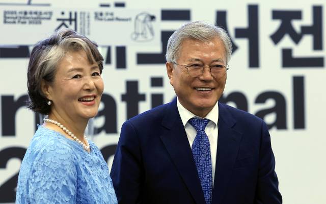 문재인 전 대통령과 부인 김정숙 여사가 18일 오후 서울 강남구 삼성동 코엑스에서 열린 2025 서울국제도서전 한국에서 가장 좋은 책 시상식에 참석하고 있다.