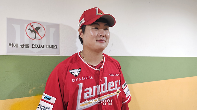 SSG 고명준이 21일 수원 KT전 승리 후 취재진과 인터뷰하고 있다.