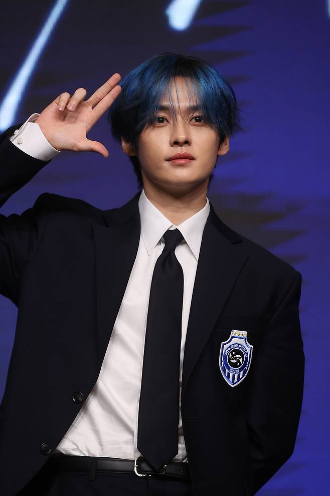 그룹 스트레이 키즈의 리노가 22일 서울 여의도 콘래드 호텔에서 열린 정규앨범 4집 ‘카르마’ 발매 기념 기자간담회에서 포즈를 취하고 있다. 연합뉴스