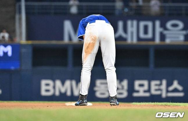 삼성 구자욱이 21일 창원 NC전에서 9회초 주루사로 아웃된 뒤 고개를 숙이고 있다.