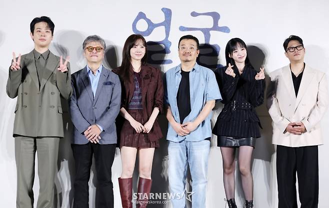 배우 박정민, 권해효, 신현빈, 연상호 감독, 배우 한지현, 임성재가 22일 서울 광진구 롯데시네마 건대입구에서 진행된 영화 '얼굴(감독 연상호)' 제작보고회에 참석해 포즈를 취하고 있다. /2025.08.22 /사진=김휘선 hwijpg@