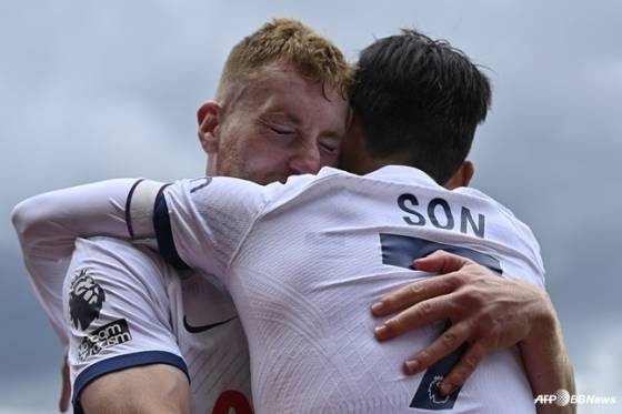 데얀 쿨루셉스키(왼쪽)가 손흥민을 끌어안고 있다. /AFPBBNews=뉴스1