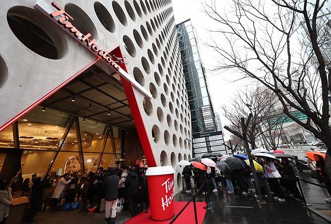 글로벌 커피 브랜드들이 한국 시장에서 잇따라 휘청이고 있다. 사진은 팀홀튼 1호점 오픈 당시 모습.[사진｜뉴시스]