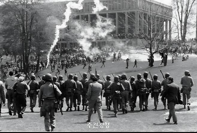 1970년 5월 4일 켄트주립대학에 진입한 주방위군이 최루탄을 쏘며 학생시위를 진압하고 있다. 브리태니커 사전