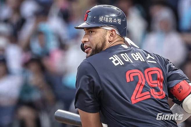 롯데 자이언츠 외국인 타자 빅터 레이예스가 22일 창원NC파크에서 열린 2025 신한 SOL Bank KBO리그 NC 다이노스와의 팀 간 12차전에서 1회초 선제 1타점 적시타를 기록했다. 사진 롯데 자이언츠